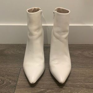 Aldo. White booties. Size US 6.5. EUR 37.